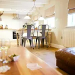 Old Town Stay, Sleeps 4, The Nest