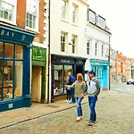 Old Town Stay, Sleeps 4, The Nest Apartment