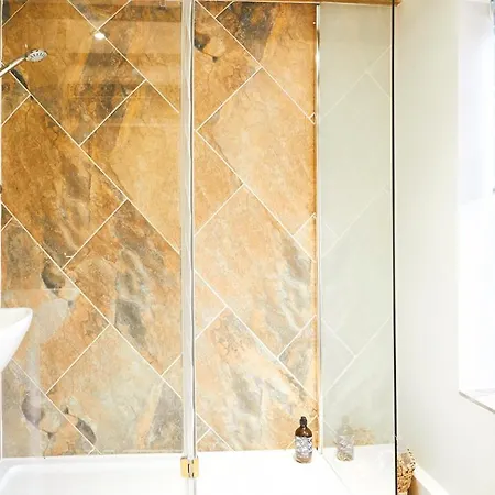 Glasswing The Nest 惠特比