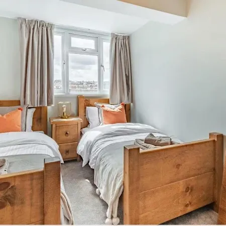 Old Town Stay, Sleeps 4, The Nest Apartment Whitby