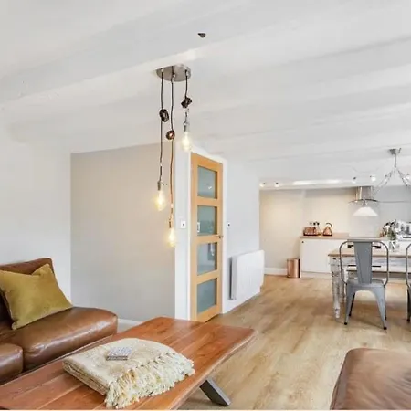 Old Town Stay, Sleeps 4, The Nest
