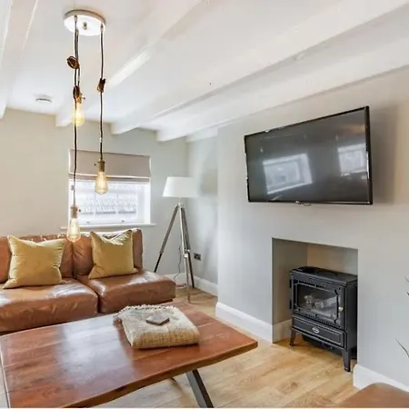 Old Town Stay, Sleeps 4, The Nest דירה *
