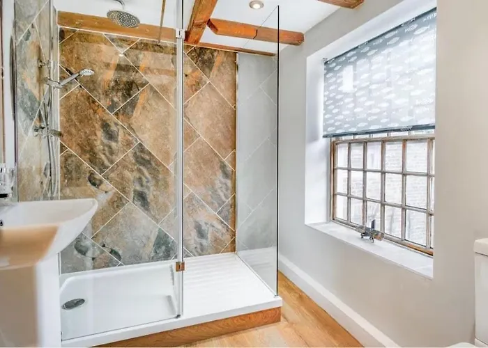 Glasswing The Nest 아파트 휫비